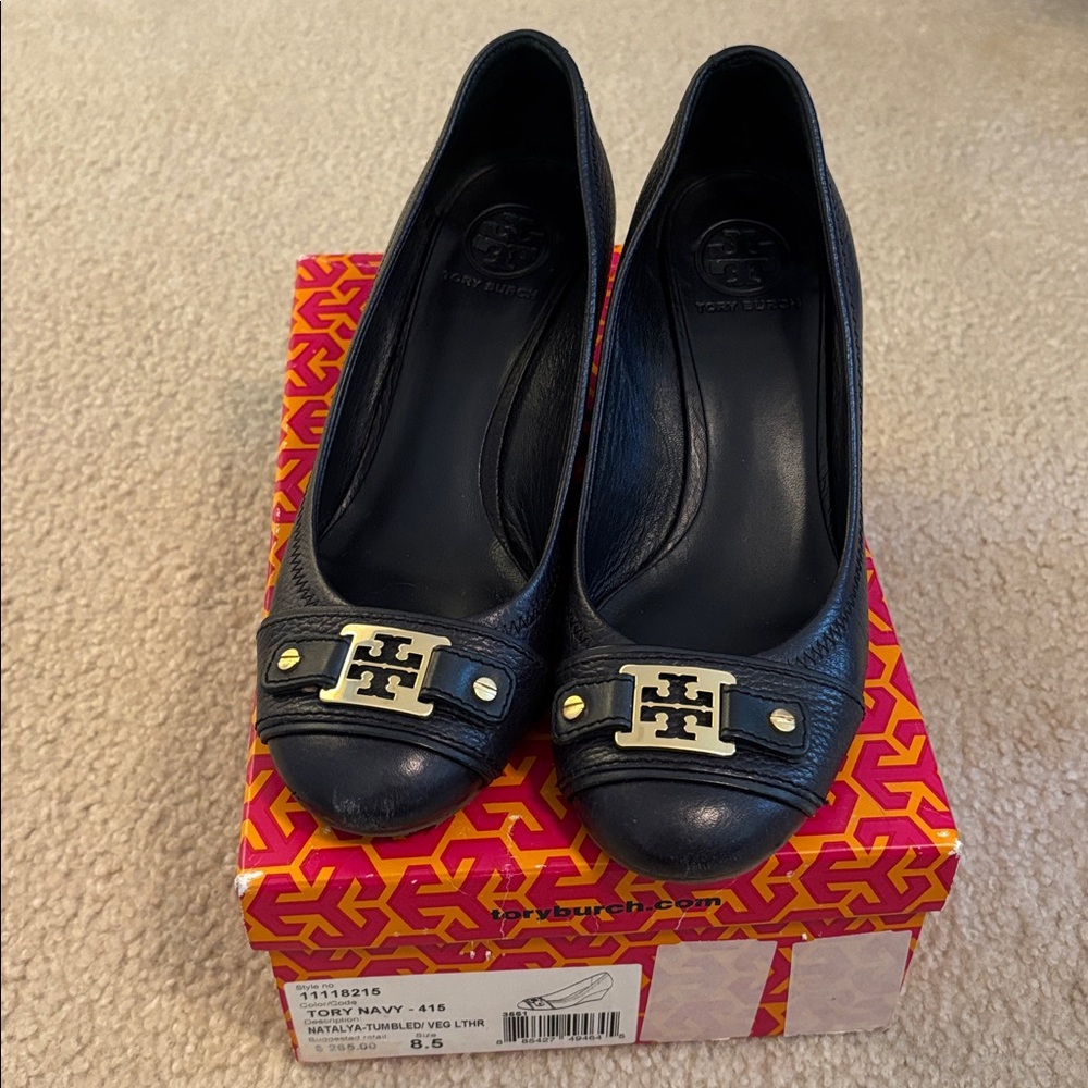 Tory Burch Navy Leather Pumps with Gold Accent
Box included

Worn 2x